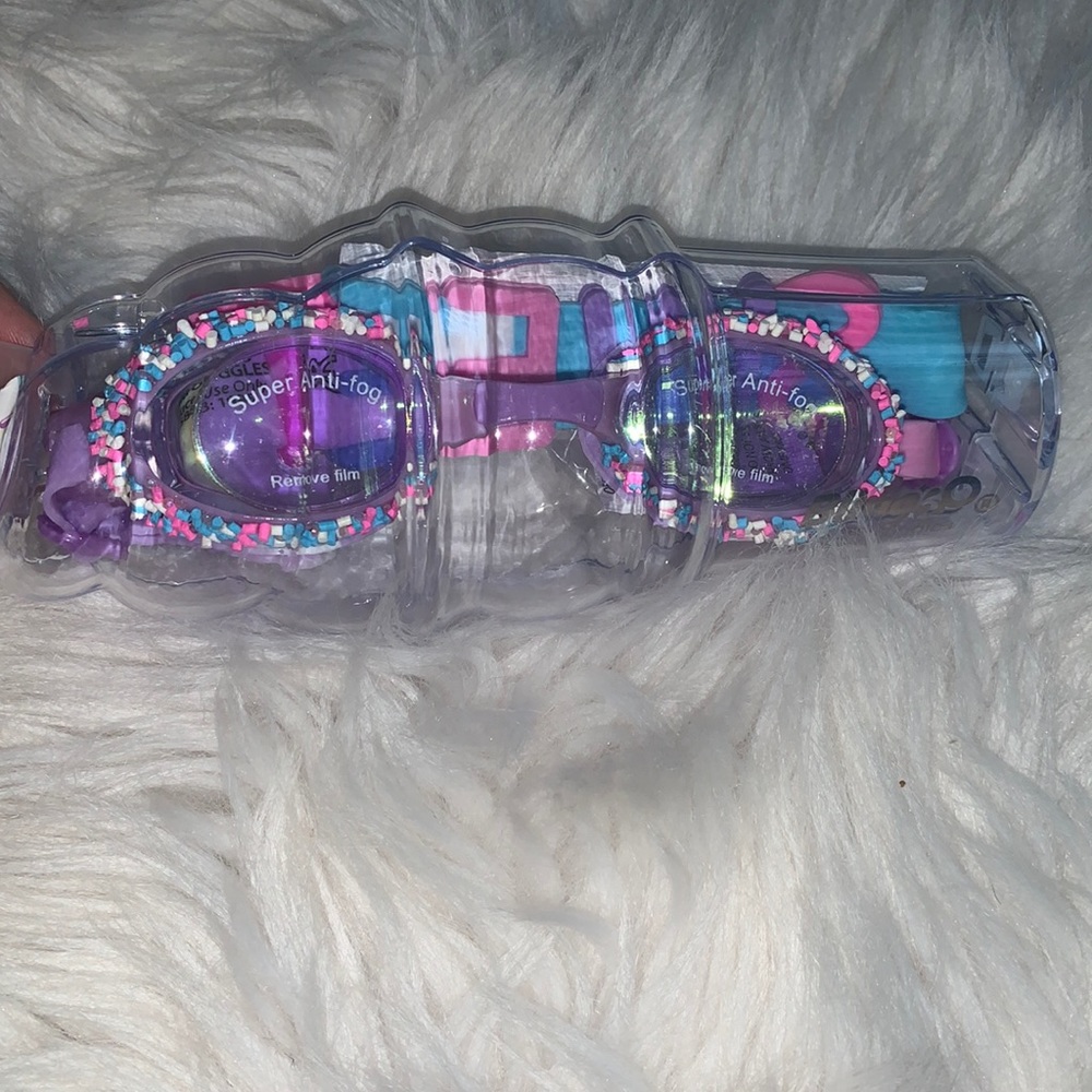 Brand new goggles. Adorably blinged out 💫